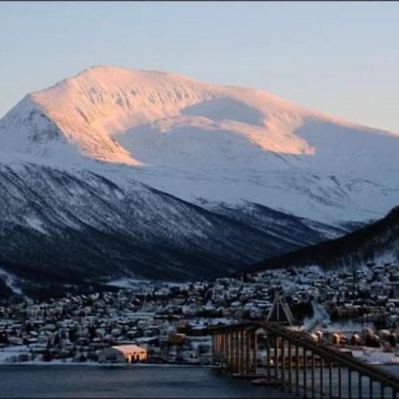 Apartamento New! Modern - Central - Cozy Place By The Sherpa Stairs Tromsø Exterior foto